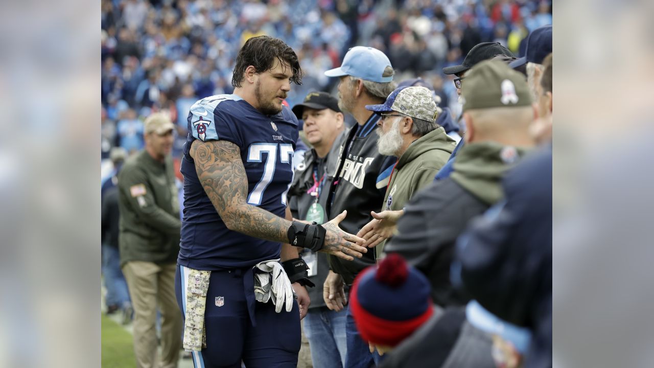 Tennessee Titans tackle Taylor Lewan (77) shakes hands with