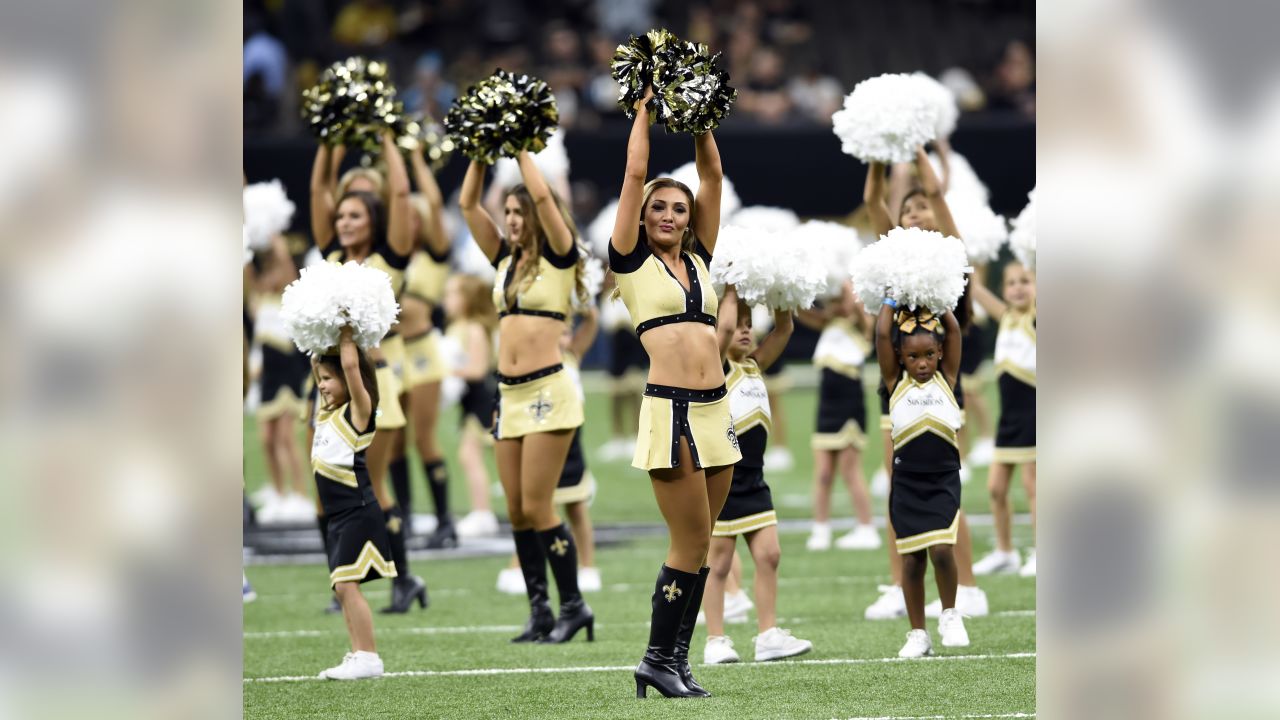 November 12, 2017: Indianapolis Colts cheerleader performs during NFL  football game action between the Pittsburgh Steelers