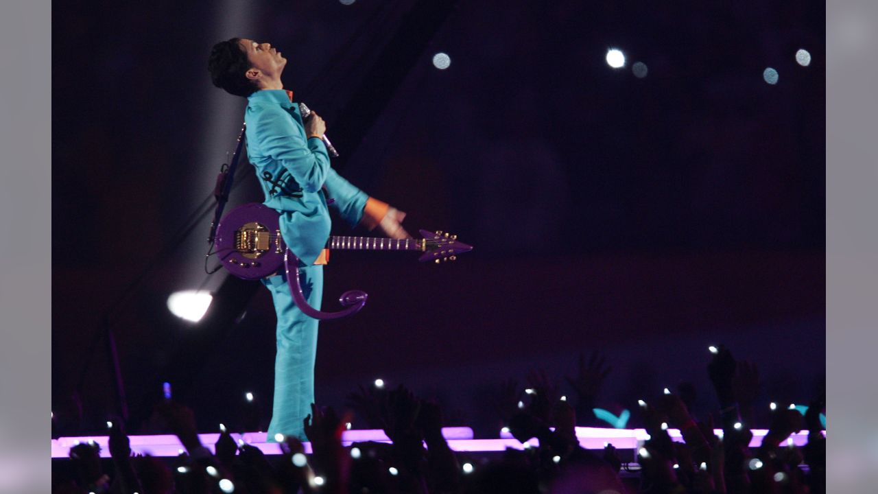 Super bowl halftime show prince hi-res stock photography and images - Alamy