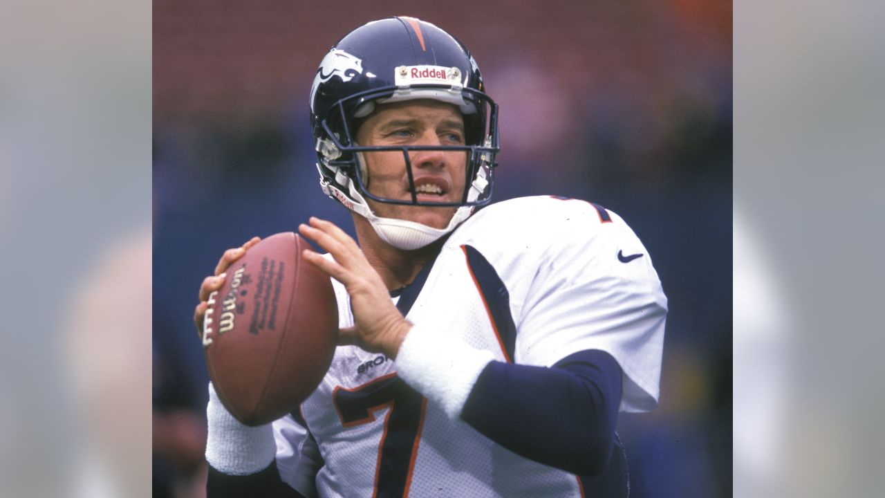 Denver broncos quarterback john elway hi-res stock photography and