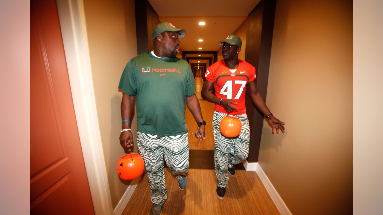 Warren Sapp and Michael Irvin go Trick-or-Treating