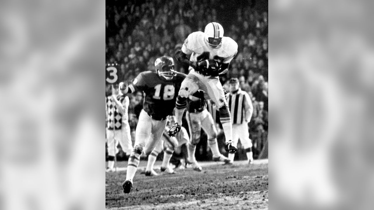 Miami Dolphins Hall of Fame wide receiver Paul Warfield heads upfield