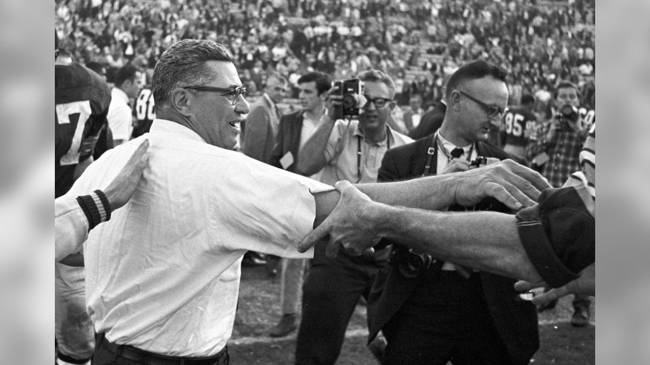 Ice Bowl photographer John Biever only needed one shot to nail one of the  most iconic pics in NFL history (photo + negative) : r/nfl