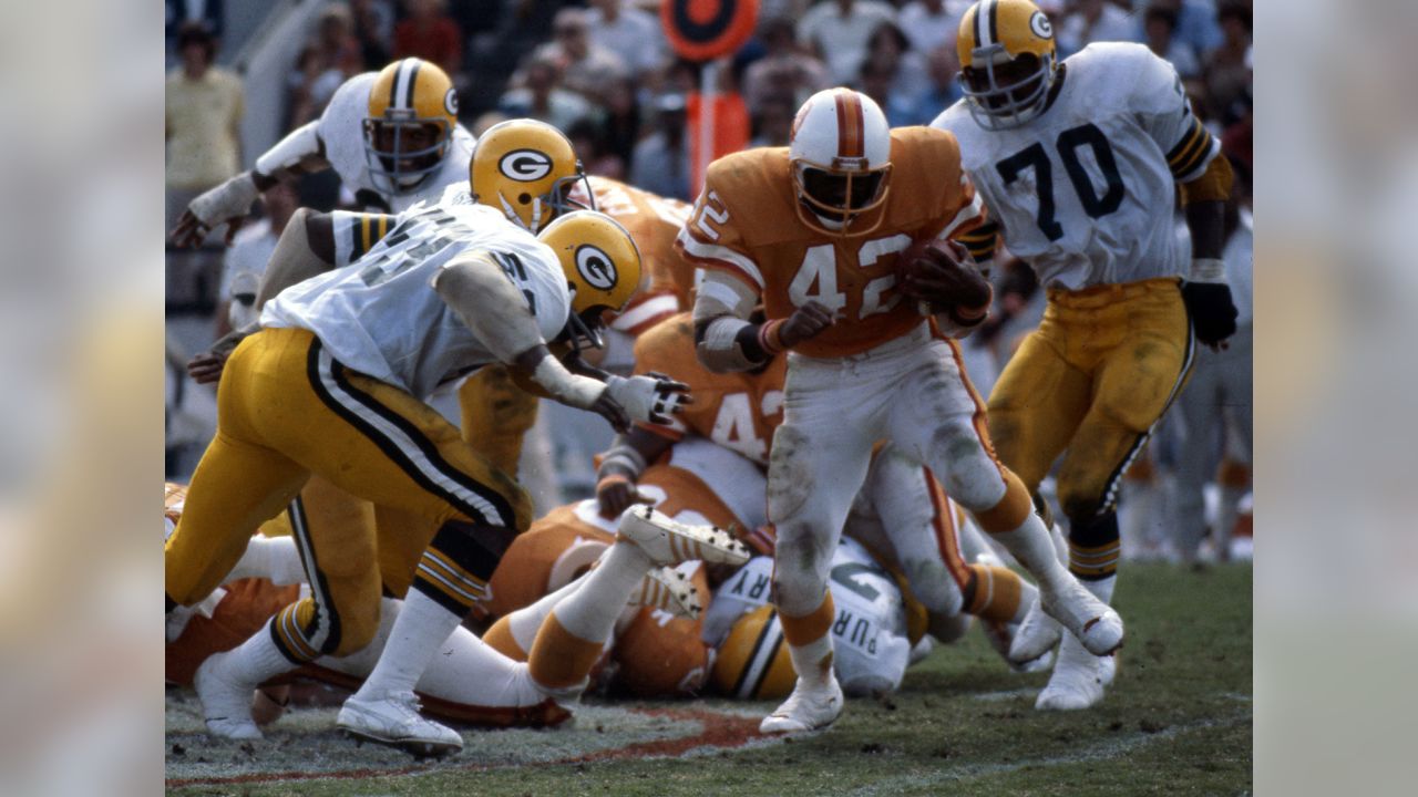 Everybody talks about the creamsicle jerseys, what about an away throwback  for the Bucs also? : r/buccaneers