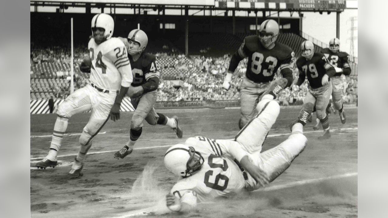 r/dirtysportshistory on Reddit: 1950's-60s: Hall of Fame Half Back Lenny  Moore, a Racially Segregated Baltimore and the Unspoken NFL Quota. : r/nfl