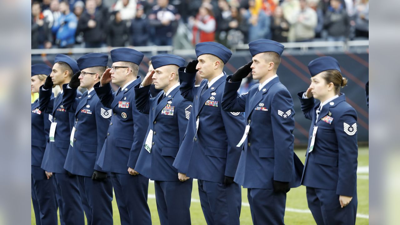 Military service members honored during Chicago bears game…