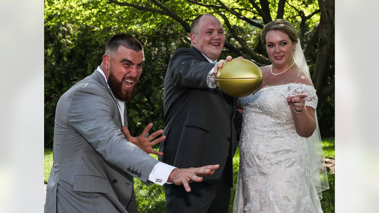 Kansas City Chiefs tight end Travis Kelce joins wedding of Chiefs fans