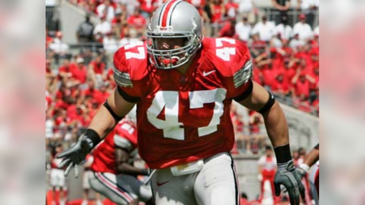 Former Buckeye AJ Hawk supports Cleveland Browns quarterback Brady Quinn 