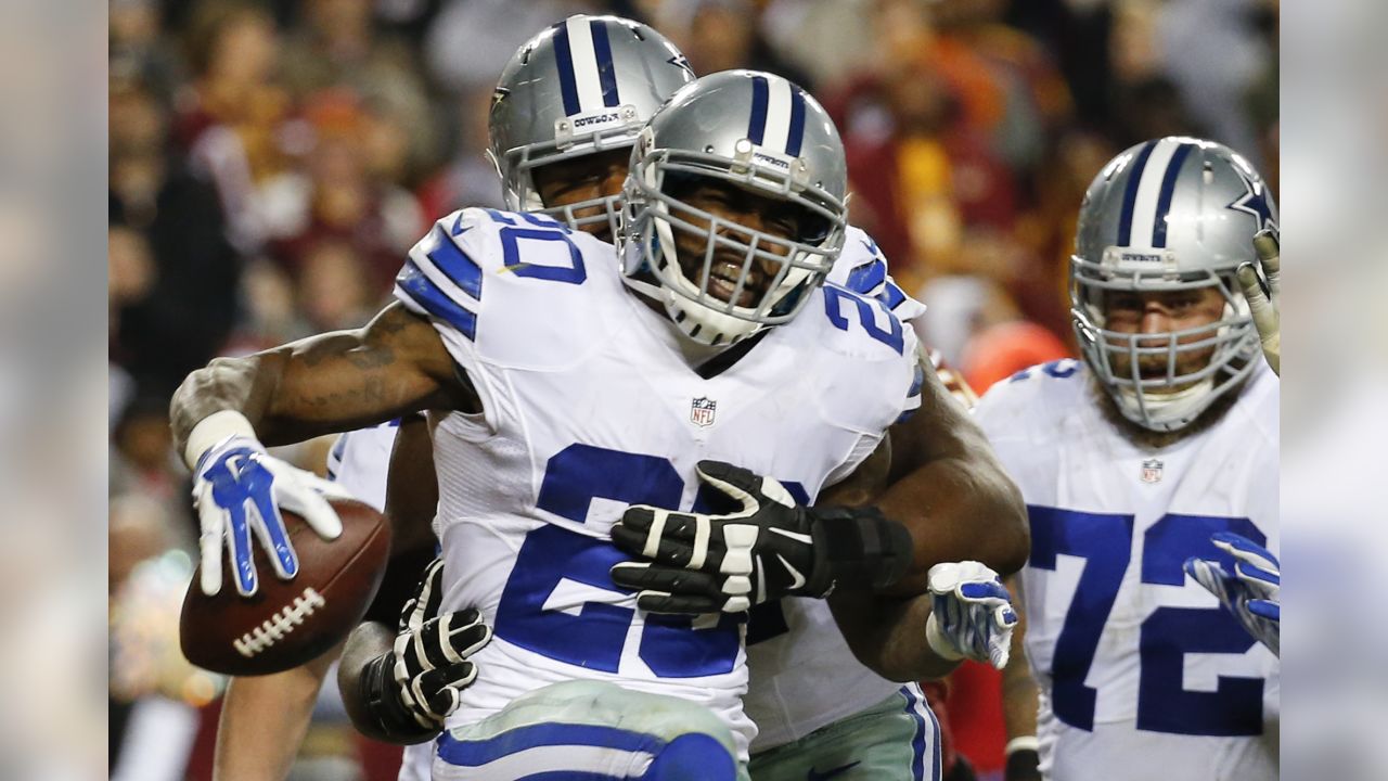 Oakland Raiders running back Darren McFadden (20) makes a catch as