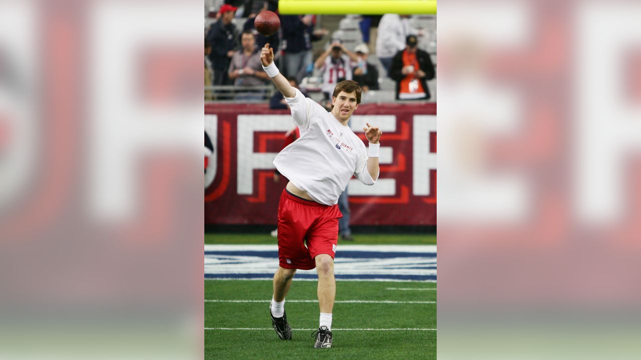 Super Bowl XLII GLENDALE, AZ - FEBRUARY 03: Quarterback Eli Manning #10 of  the New York Giants c…