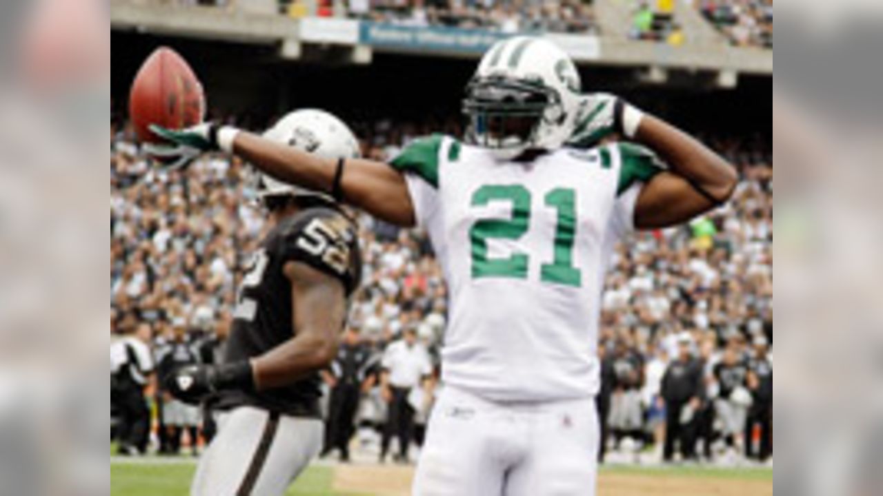 21 November 2010: New York Jets running back LaDainian Tomlinson (21)  carries the ball during the second half of the game at the New Meadowlands  Stadium in East Rutherford, New Jersey. The