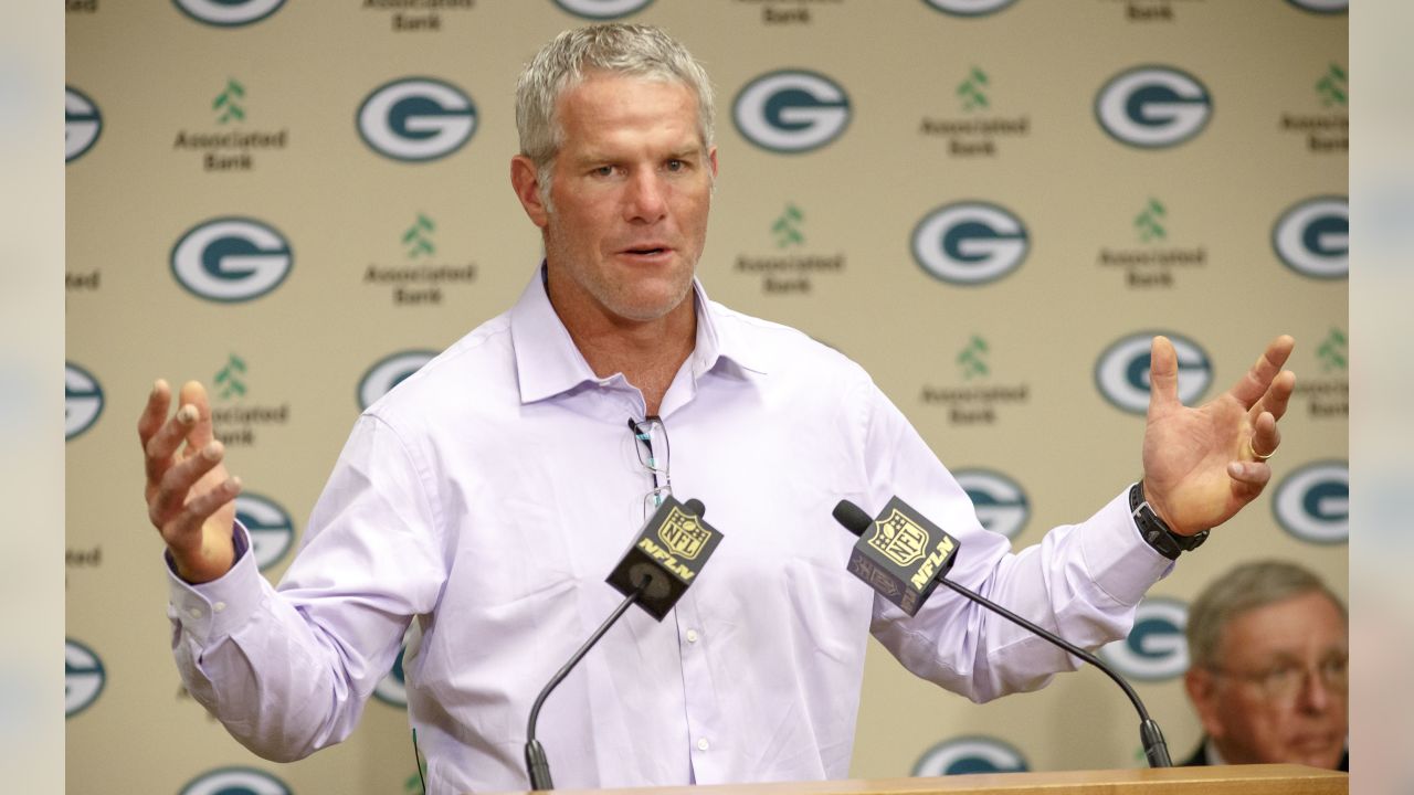 LAMBEAU RUMOR 🔥: Practice descends into chaos as fans watch Jordan Love's 70-yard throw, defensive rants, and rookies steal the spotlight 😱. But one bizarre moment — a mysterious sideline exchange caught on camera — has fans wondering: what's REALLY going on inside Green Bay's locker room... 👀💥- smp