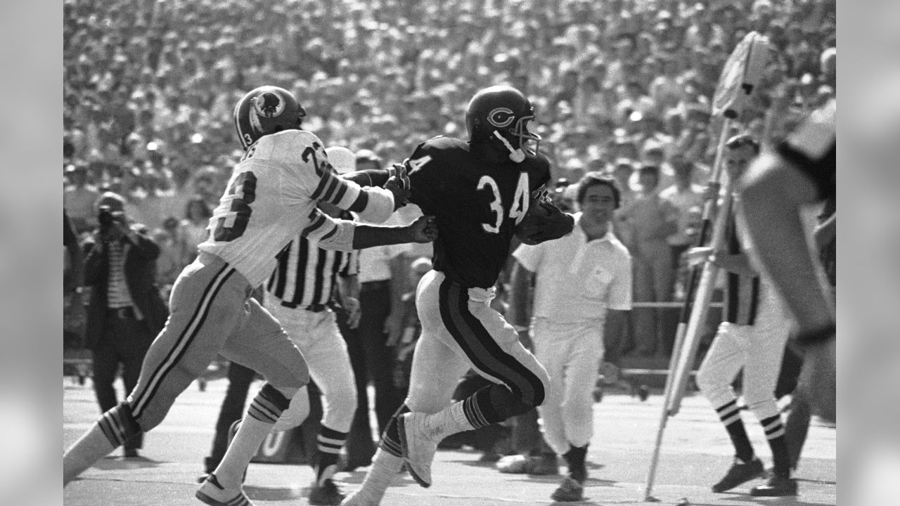 NFL Chicago Bears Walter Payton Game Action Black & White 8 X