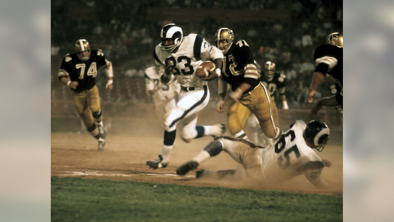 Fullback Don Perkins (43) runs against the then brand new Minnesota Vikings  at the Cotton Bowl in 19…