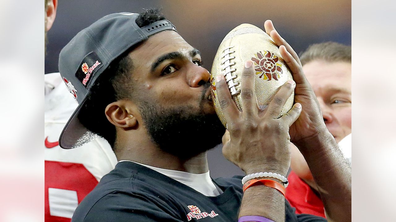 Feb. 1, 2015 - Glendale, Arizona, U.S - Ohio State Buckeyes running back Ezekiel  Elliott (15) rolls up his jersey after scoring in the second quarter of the  game between the Notre