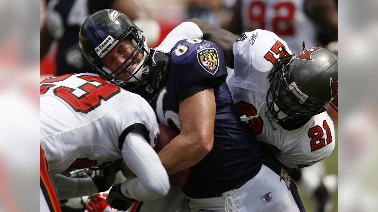 Tampa Bay Buccaneers' Ronde Barber (20) attempts to take down Baltimore  Ravens' tight end Todd Heap (86) during the first half at Raymond James  Stadium in Tampa, Florida September 10, 2006. The