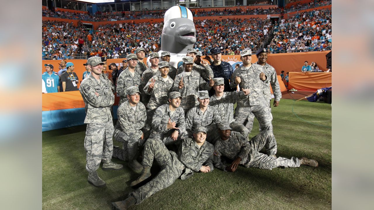 DVIDS - Images - NFL pays tribute to military service members during the  2013 Pro Bowl [Image 17 of 27]