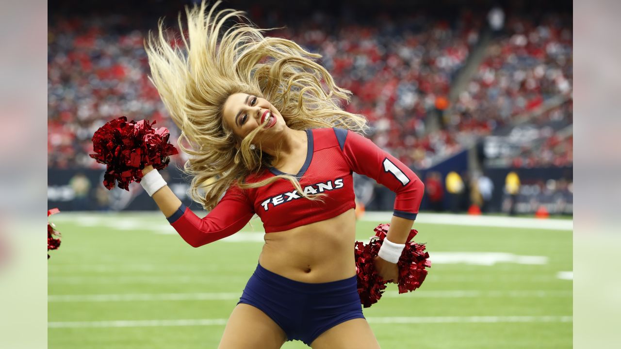 Houston Texans Cheerleaders perform as the Washington Commanders