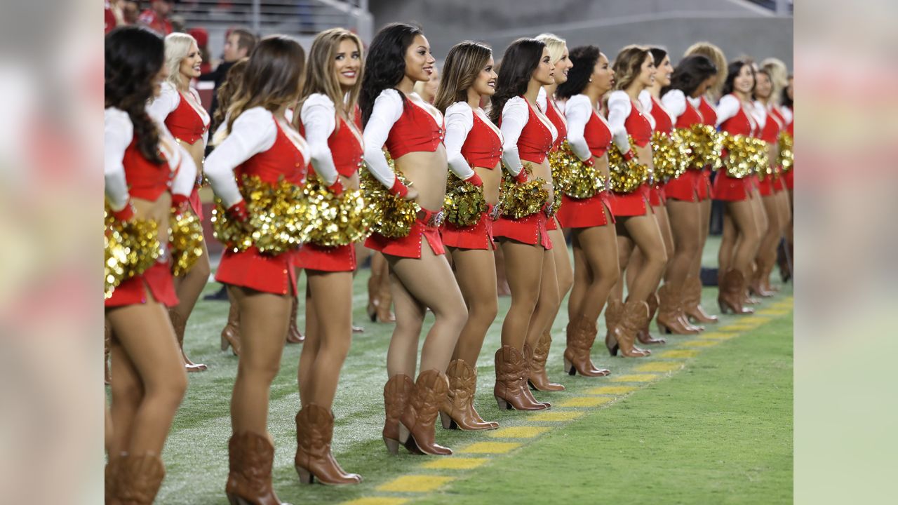 A Kansas City Chiefs cheerleader before an NFL preseason game between  Kansas  city chiefs cheerleaders, Kansas city chiefs, Women leggings outfits