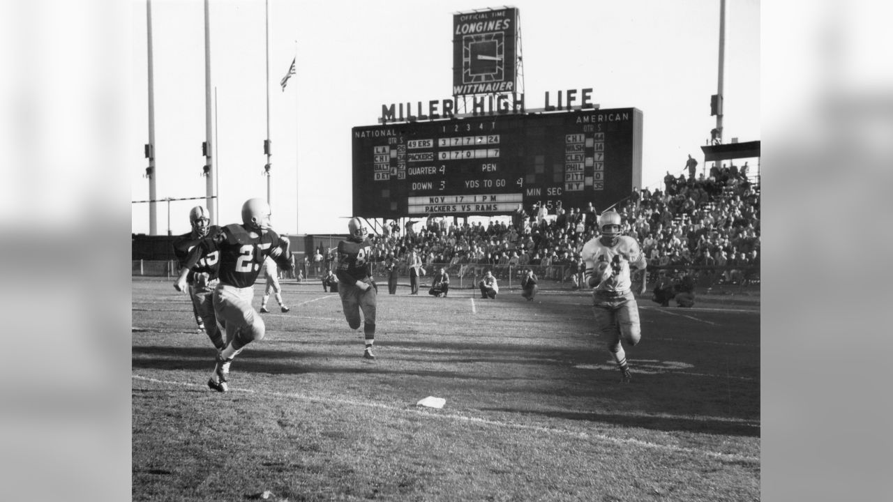 Y.A. Tittle against the Steelers at Pitt Stadium