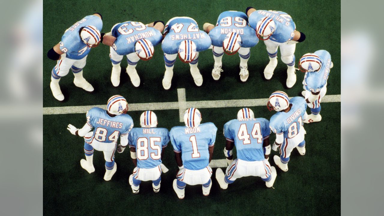 Former Houston Oilers quarterback Warren Moon acknowledges the crowd as his  number is retired by the Tennessee Titans on Sunday, Oct. 1, 2006 in  Nashville, Tenn. Moon, the fourth leading passer in