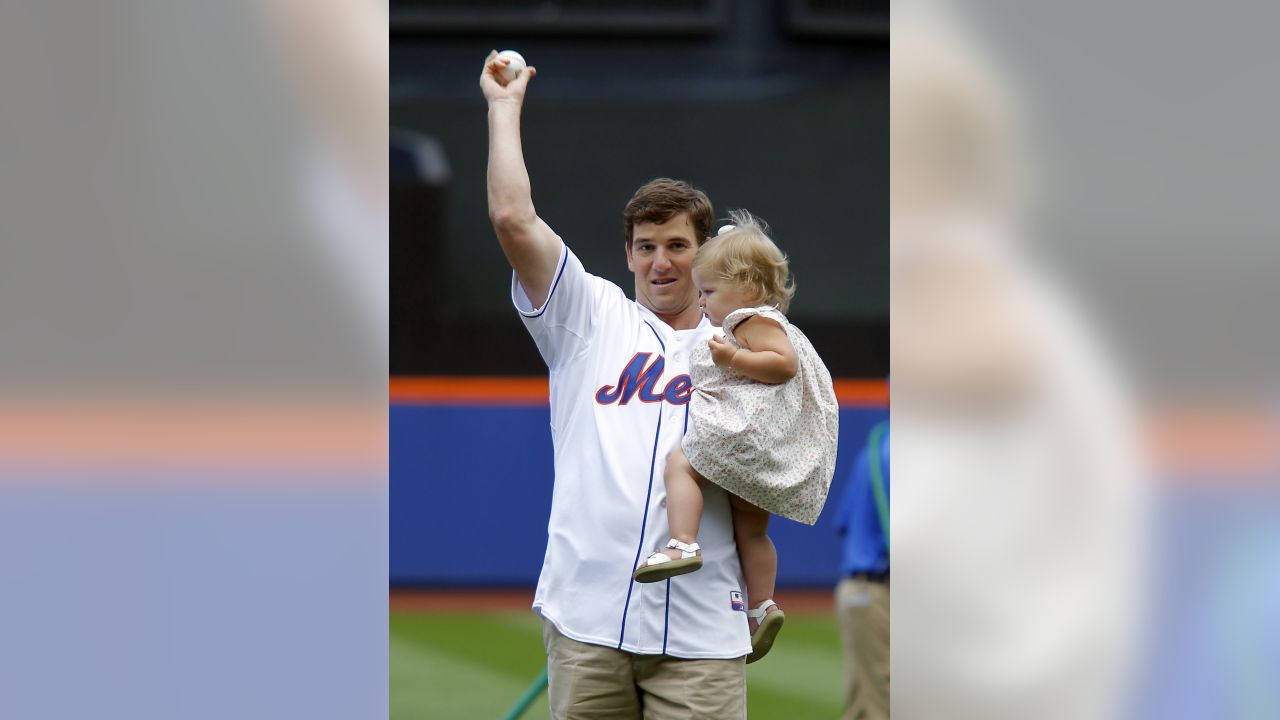 David Wright's daughter throws first pitch