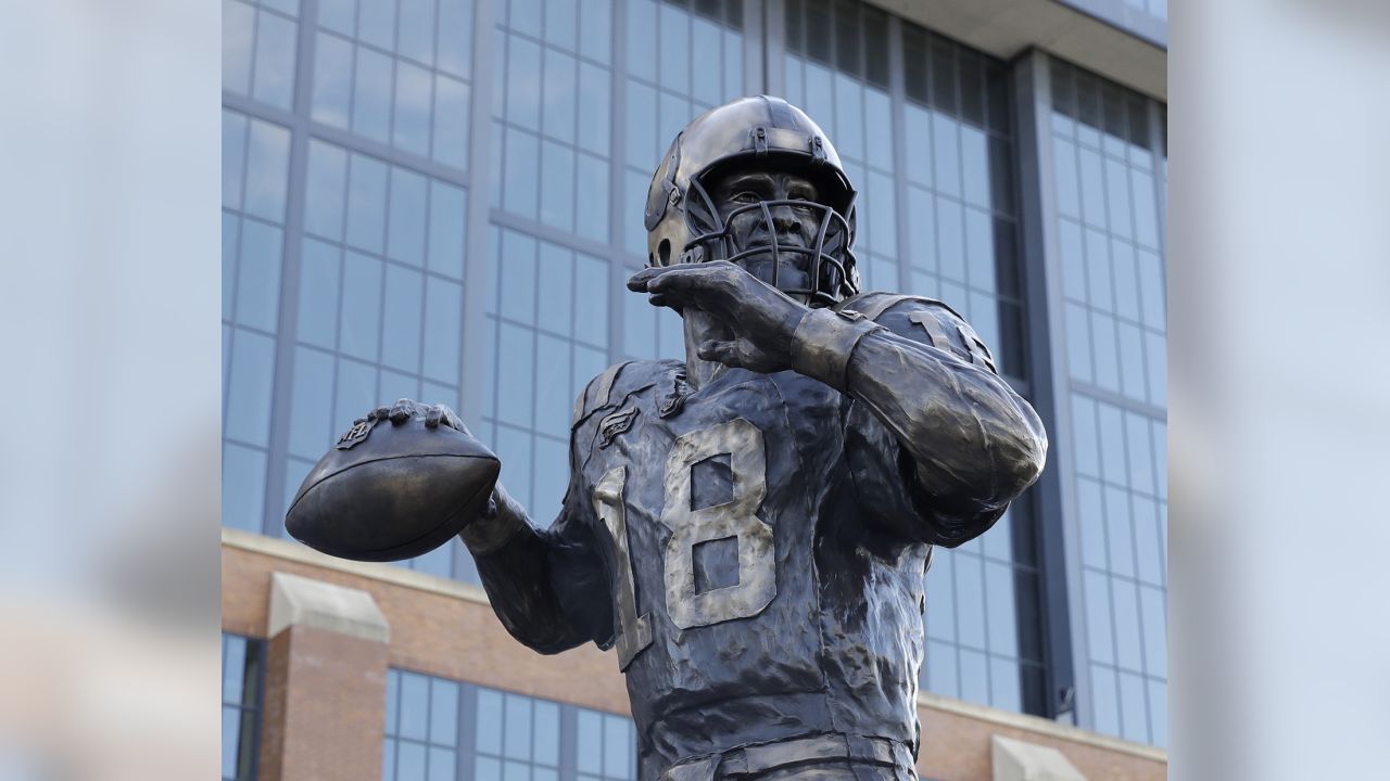 New Orleans Saints unveil 'Rebirth' statue outside Superdome 