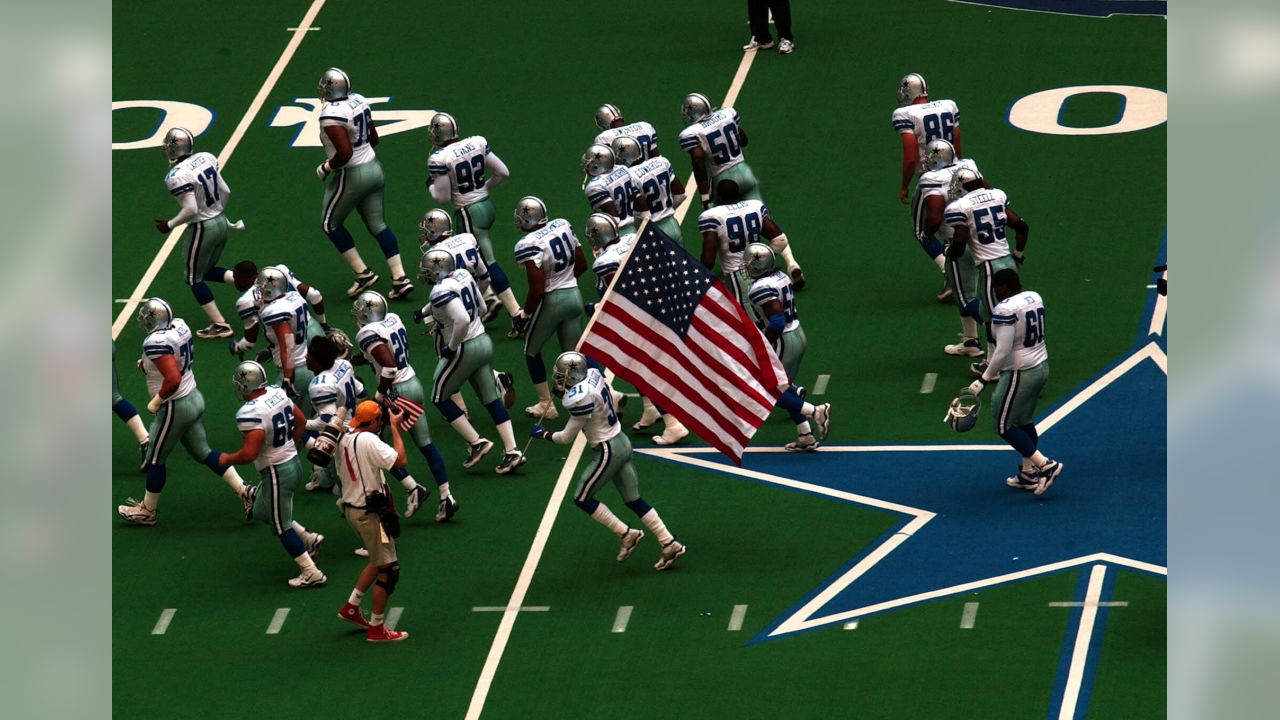 15 Sept 2003: QB Quincy Carter of the Dallas Cowboys looks for an open man  in the Dallas Cowboys 35-32 overtime win over the New York Giants at Giants  Stadium in East