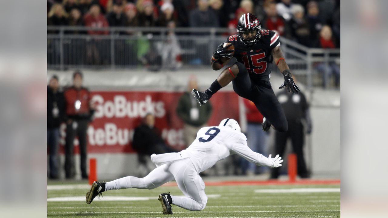 Feb. 1, 2015 - Glendale, Arizona, U.S - Ohio State Buckeyes running back Ezekiel  Elliott (15) rolls up his jersey after scoring in the second quarter of the  game between the Notre