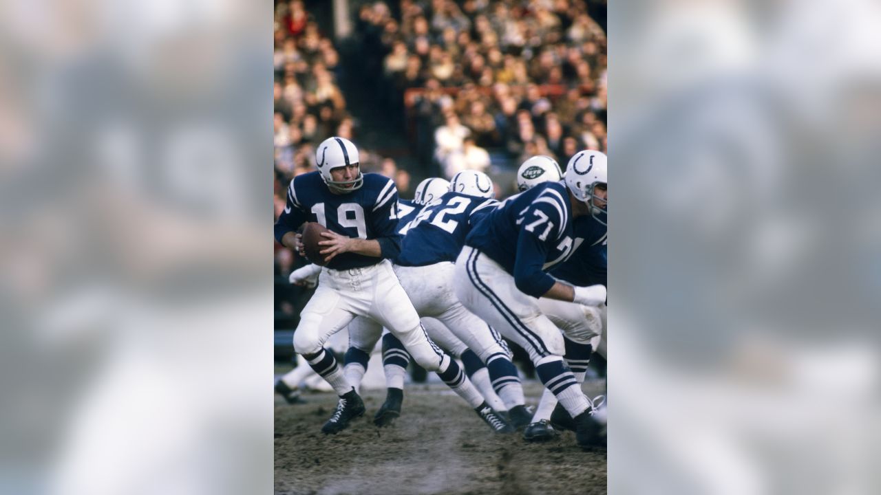 FILE - A Jan. 16, 1972, file photo, Dallas running back Duane Thomas is  stopped by Miami Dolphins tacklers after picking up a short gain during NFL  football's Super Bowl VI in