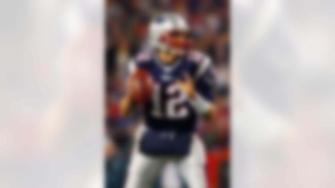 FOXBORO, MA - NOVEMBER 25: Tom Brady #12 of the New England Patriots drops back against the Philadelphia Eagles at Gillette Stadium on November 25, 2007 in Foxboro, Massachusetts. (Photo by Elsa/Getty Images)