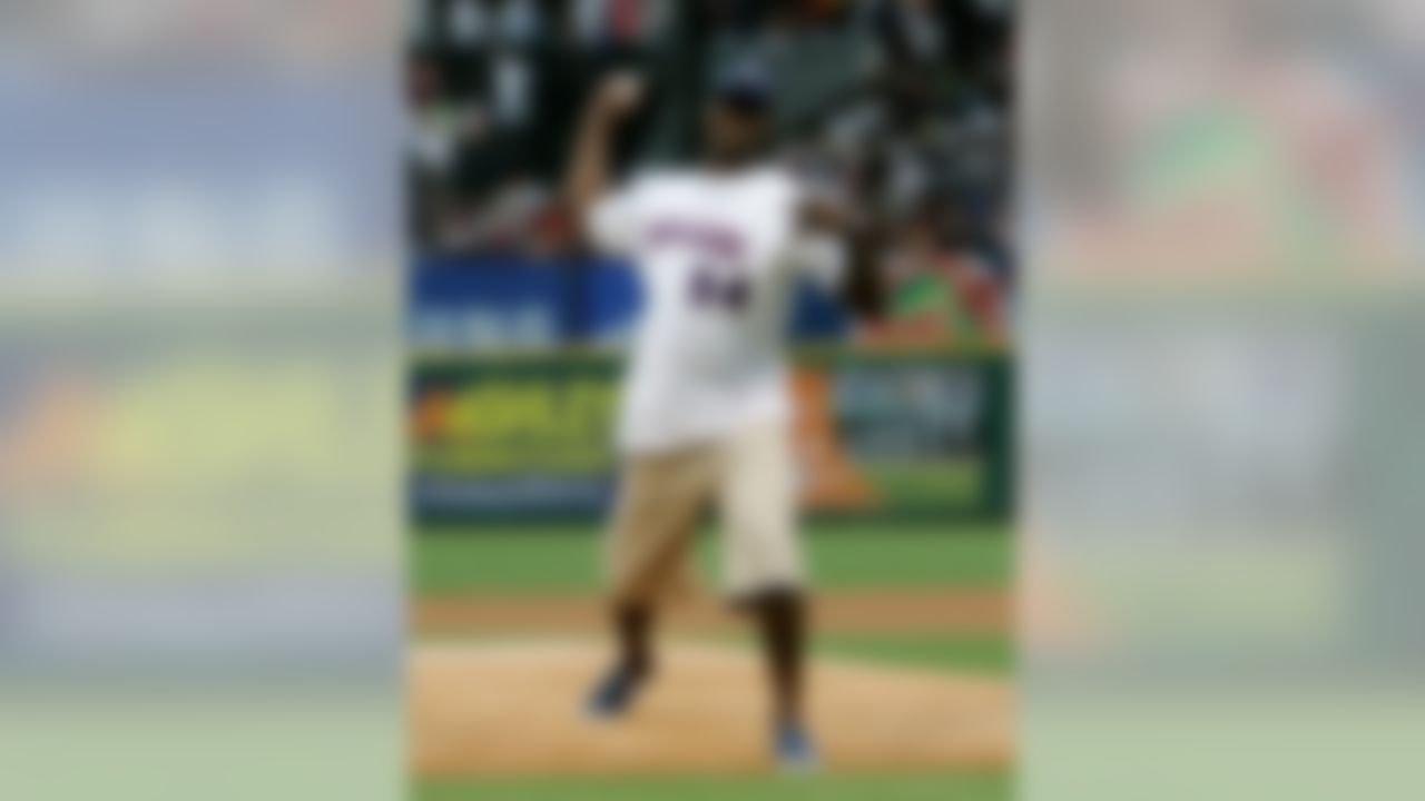 Dallas Cowboys' DeMarcus Ware throws out the honorary first pitch prior to a Major League Baseball game between the Texas Rangers and Los Angeles Angels, Tuesday, July 8, 2008, in Arlington, Texas. (AP Photo/Tony Gutierrez)