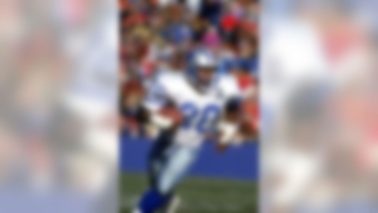 Detroit Lions running back Barry Sanders carries the ball during an NFL football game against the Green Bay Packers at Lambeau Field on November 21, 1993 in Green Bay, Wisconsin. The Packers won 26-17. (AP Photo/David Stluka)