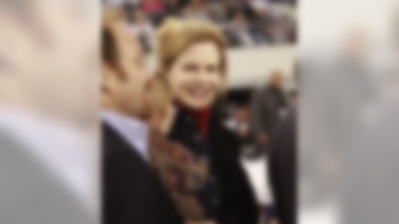 Actress Nicole Kidman before the NFL football game in Arlington, Texas, Thursday, Nov. 25, 2010. (AP Photo/Mike Fuentes)