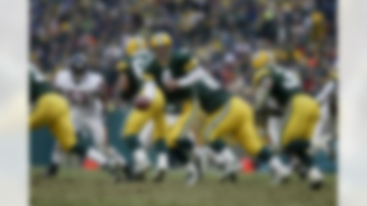Green Bay Packers quarterback Brett Favre (4) hands off during a Week 13 NFL football game against the Chicago Bears at Lambeau Field in Green Bay, Wisconsin on December 7, 2003. The Packers defeated the Bears 34-21. (AP Photo/Scott Boehm)