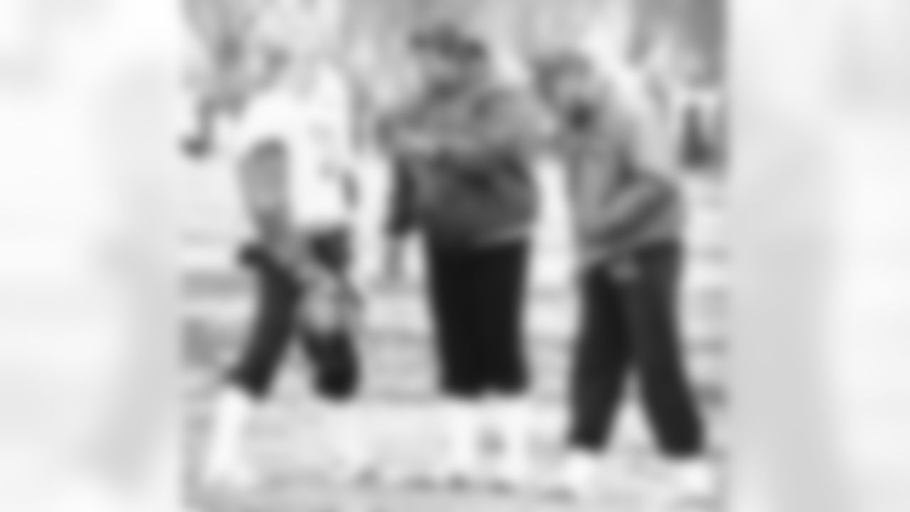 Making a point is New York Giant head coach Bill Parcells (center) to quarterback Phil Simms. Listening at right is offensive co-coordinator Ron Erhardt. They were at Fresno, California, on Saturday, Dec. 26, 1984 for the 2nd day of workouts in preparation for game against the 49ers. (AP Photo)