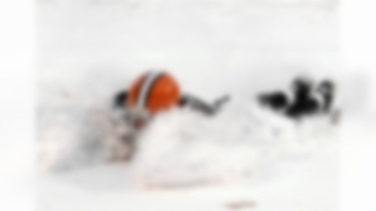 Cleveland Browns quarterback Derek Anderson dives through the snow in the end zone after the Browns beat the Buffalo Bills 8-0 in an NFL football game Sunday, Dec. 16, 2007, in Cleveland. (AP Photo/Tony Dejak)