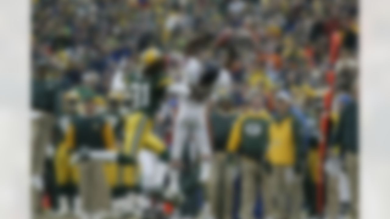 Chicago Bears wide receiver Dez White (80) catches a pass during a Week 13 NFL football game against the Green Bay Packers at Lambeau Field in Green Bay, Wisconsin on December 7, 2003. The Packers defeated the Bears 34-21. (AP Photo/Scott Boehm)