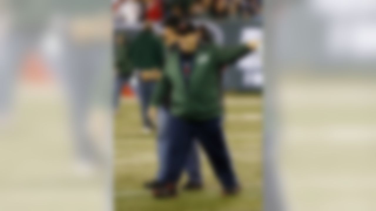 Actor Kevin James points as he walks off the field after leading a J-E-T-S cheer prior to the New York Jets NFL week 5 football game against the Houston Texans on Monday, Oct. 8, 2012 in East Rutherford, N.J. The Texans won the game 23-17. (AP Photo/Paul Spinelli)