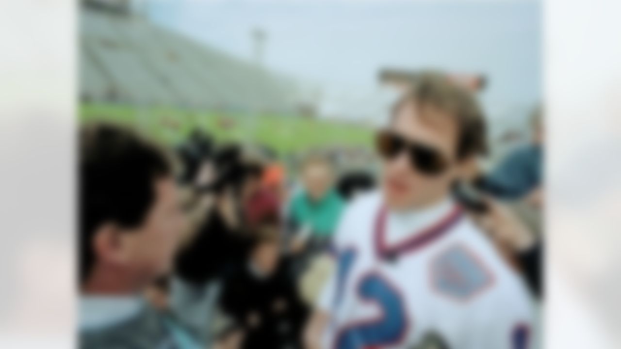 Buffalo Bills quarterback Jim Kelly is surrounded by reporters and photographers as he looks over the Tampa Stadium layout Tuesday, Jan. 22, 1991 during Super Bowl XXV Media Day. Kelly and the Bills face the New York Giants in Sunday's game for the NFC championship. (AP Photo/Mark Lennihan)