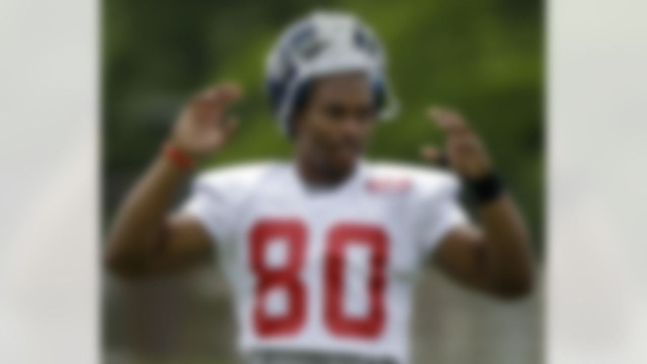 New York Giants wide receiver Victor Cruz prepares to work out at the NFL football training camp in Albany, N.Y., Sunday, July 29, 2012. (AP Photo/Kathy Willens)