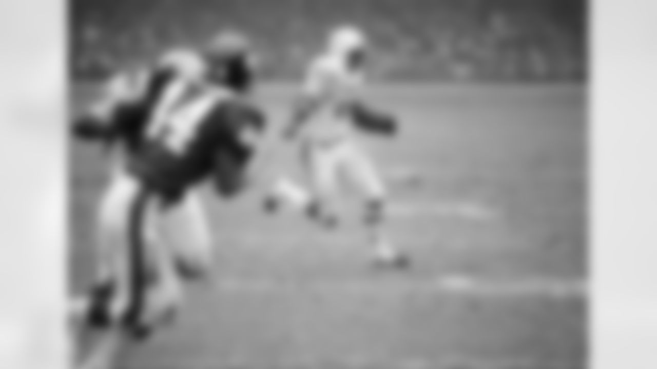 Mercury Morris (22) of the Miami Dolphins heads for a touchdown against the New York Giants at Yankee Stadium in New York, Dec. 10, 1972. The unbeaten Dolphins won the game 23-13, for their 13th straight victory. (AP Photo/Harry Harris)