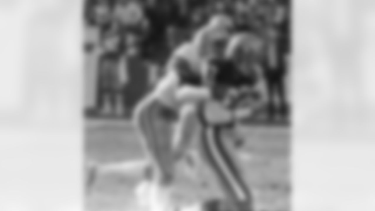 Dallas Cowboys Defensive Back Everson Walls (24) hangs on to San Francisco Wide Receiver Dwight Clark (87) after he catches pass during the NFC Championship game at Candlestick Park in San Fransisco on January 10, 1982. (AP Photo/Al Golub)