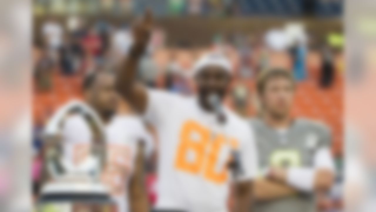 Hall of Famer Jerry Rice, Pro Bowl alumni team captain, thanks the fans for supporting the Pro Bowl football game, Sunday, Jan. 26, 2014, in Honolulu. Kansas City Chiefs linebacker Derrick Johnson, back left, of Team Rice, the defensive most valuable player and Philadelphia Eagles quarterback Nick Foles, back right, of Team Sanders look on during Rice's speech. Team Rice defeated Team Sanders 22-21. (AP Photo/Eugene Tanner)