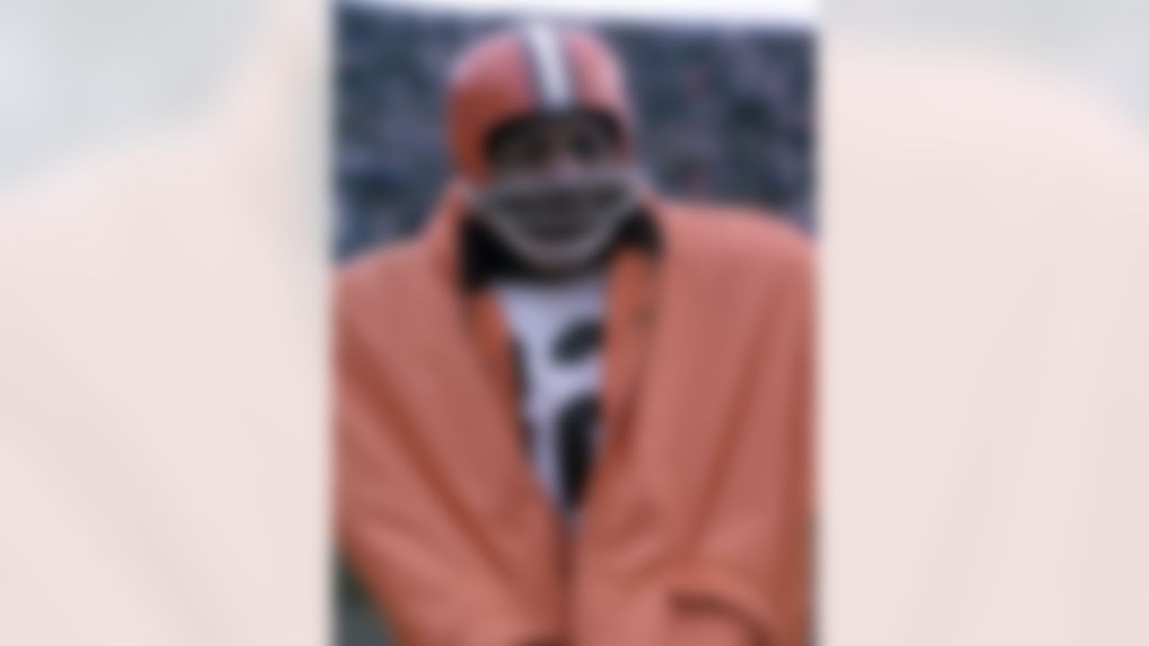Cleveland Browns Jim Brown (32) during a game from his 1965 season with the Browns. Jim Brown played for 9 years, all with the Browns. Jim Brown was a 9-time Pro Bowler and was inducted to the Pro Football Hall of Fame in 1971.(AP Photo/David Durochik)