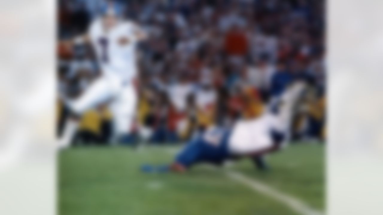 Denver Broncos Hall of Fame quarterback John Elway (7) eludes New York Giants linebacker Carl Banks (58) during a Super Bowl XXI NFL game in Pasadena, on January 25, 1987. The Giants defeated the Broncos 39-20. (National Football League)