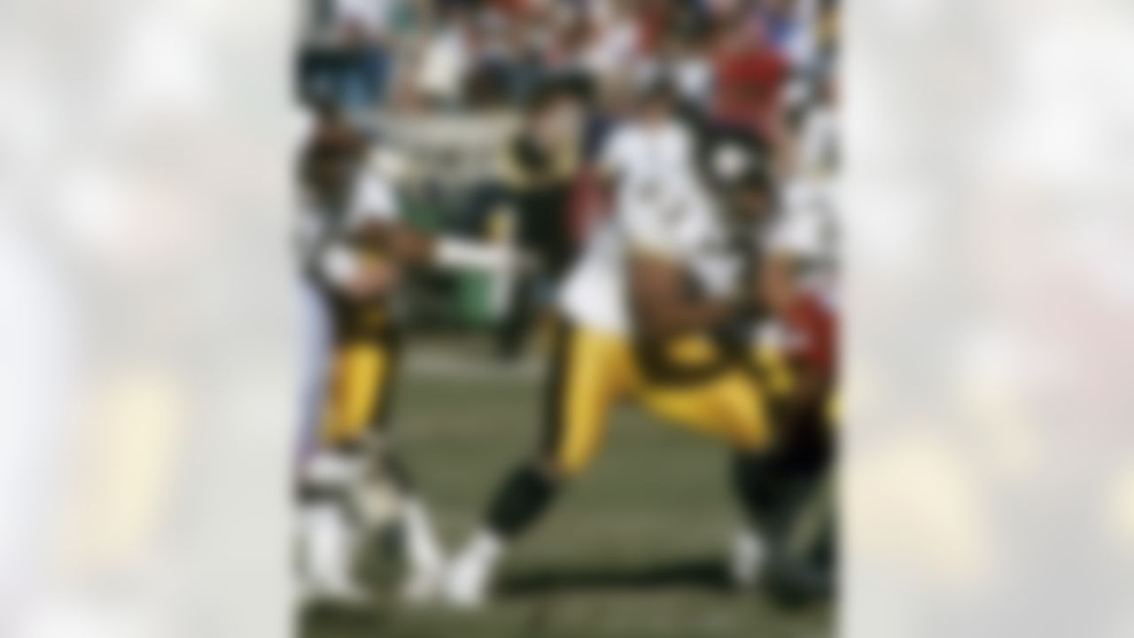 Pittsburgh Steelers center Dermontti Dawson blocks during an AFC Divisional Playoff game won by the Denver Broncos on Jan. 7, 1990, at Mile High Stadium in Denver. (National Football League)