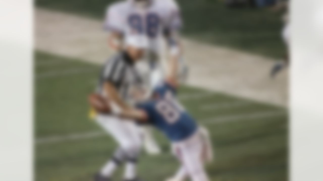 New York Giants Phil McConkey throws his arms in the air after catching quarterback Phil Simms' pass and was stopped just short of the end zone in the third quarter of Super Bowl XXI in Pasadena, Calif. The flea-flicker pass from Simms is one of the memorable trick plays in Super Bowl history. (AP Photo/Rob Kozloff)