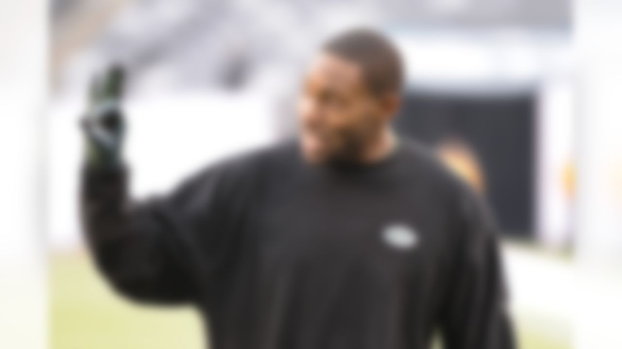 New York Jets' Antonio Cromartie before the NFL football game between the Buffalo Bills and the New York Jets at New Meadowlands Stadium, Sunday, Jan. 2, 2011, in East Rutherford, N.J. (AP Photo/Bill Kostroun)