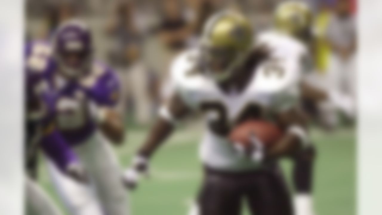 New Orleans Saints running back Ricky Williams (34) runs past Minnesota Vikings defenders during the team's preseason game in San Antonio, Saturday, Aug. 11, 2001. (AP Photo/Eric Gay)